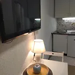 Tiny In Center Stone House سبليت