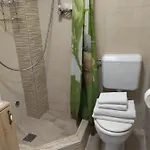 Tiny In Center Stone House سبليت