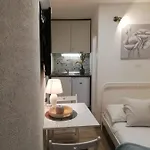 Tiny In Center Stone House شقة *