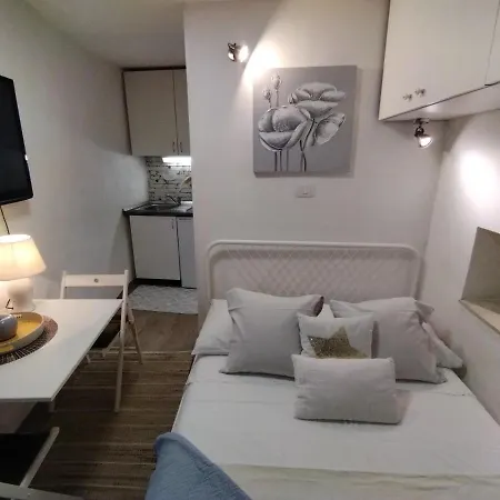 Tiny In Center Stone House 스플리트