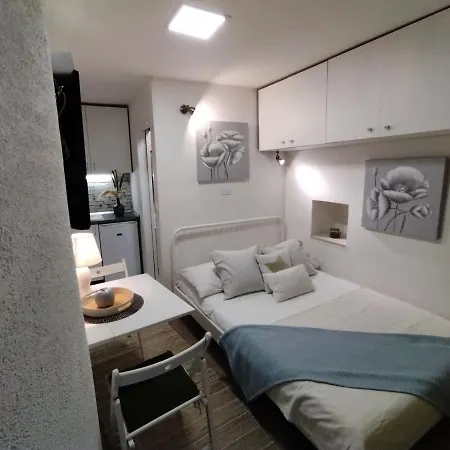 Tiny In Center Stone House アパート *