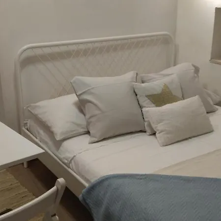 Tiny In Center Stone House 아파트