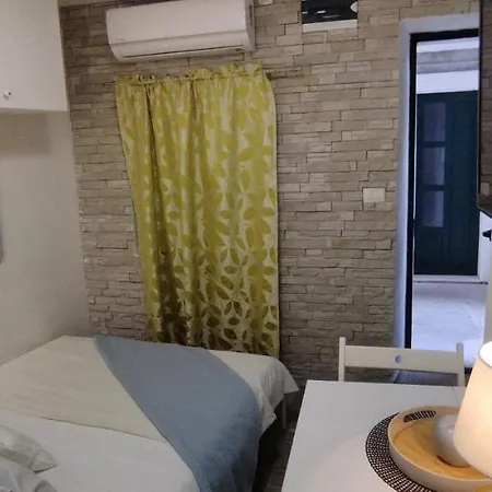 Tiny In Center Stone House 아파트 *