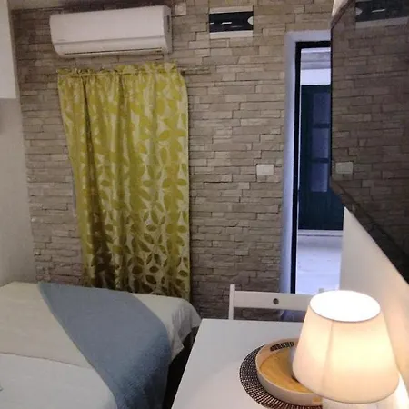 Tiny In Center Stone House 아파트