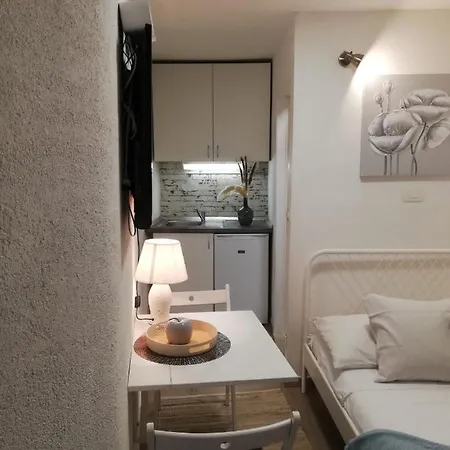 Tiny In Center Stone House アパート *