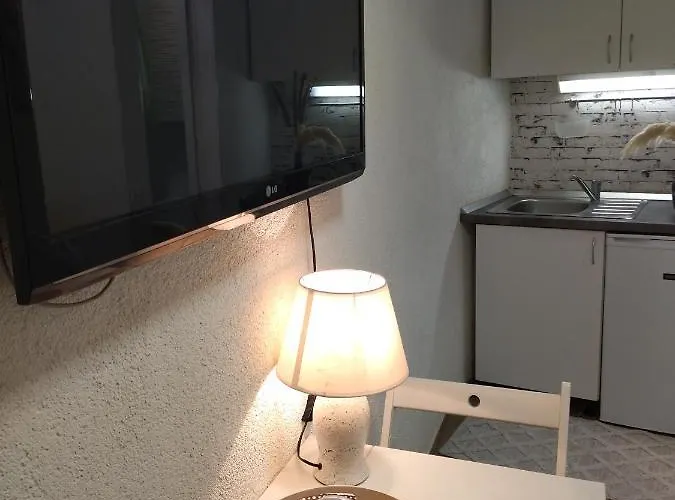 Tiny In Center Stone House 스플리트