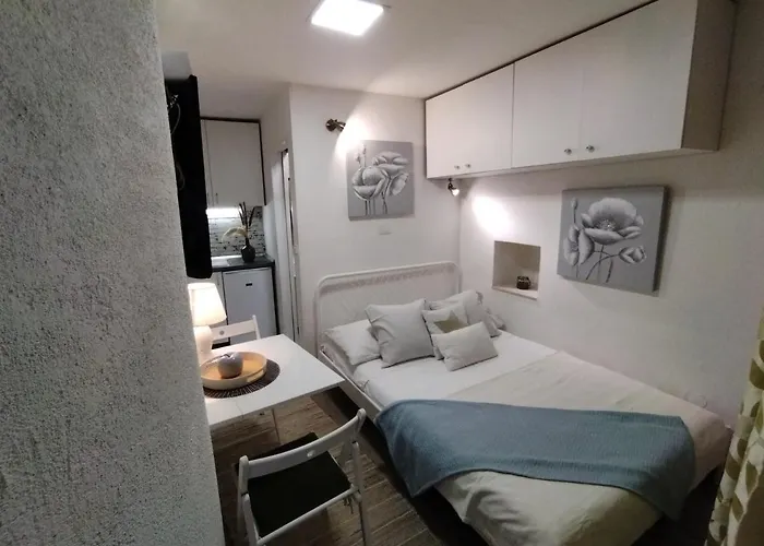 Tiny In Center Stone House 아파트 *