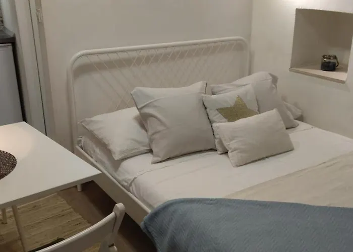 Tiny In Center Stone House 아파트