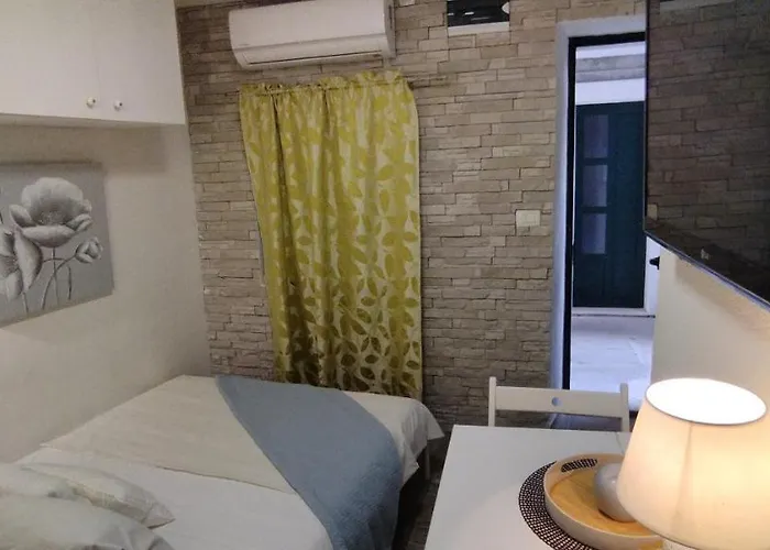 Tiny In Center Stone House 아파트 *