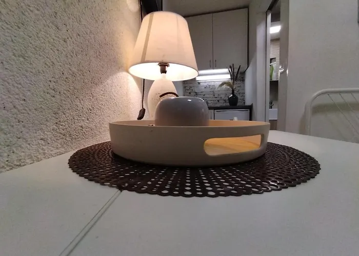 Tiny In Center Stone House 스플리트