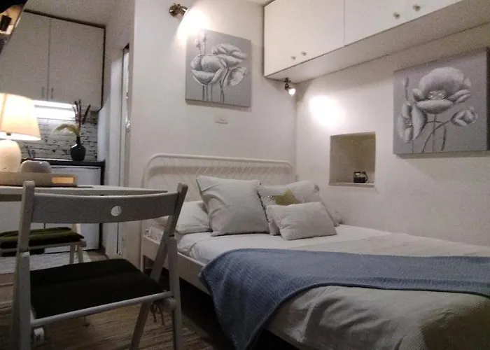 아파트 Tiny In Center Stone House