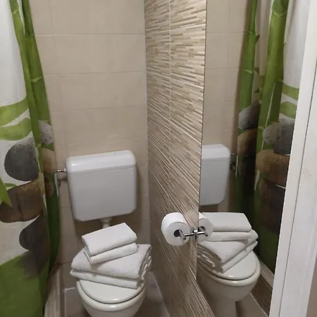 Tiny In Center Stone House Σπλιτ