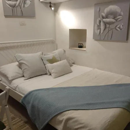 Tiny In Center Stone House Appartement